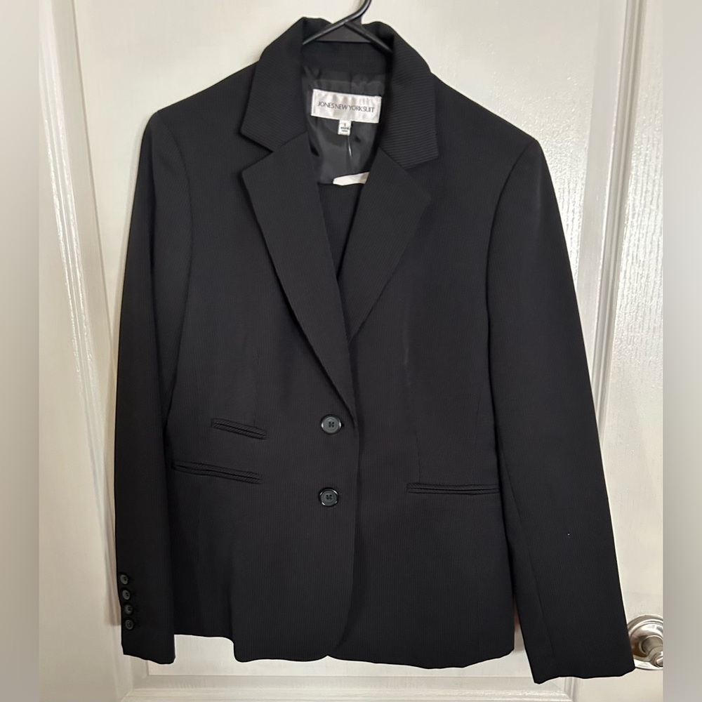 Jones New York thin Pinstripe Black Suit in Sz. 6.. NWT.. never been worn..